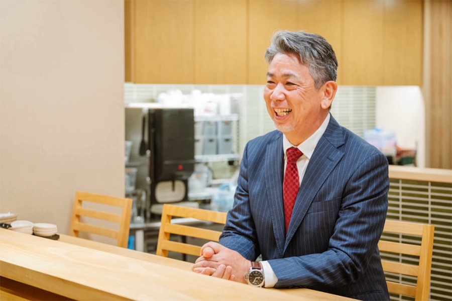 インタビューを受けるマキフーズの社長